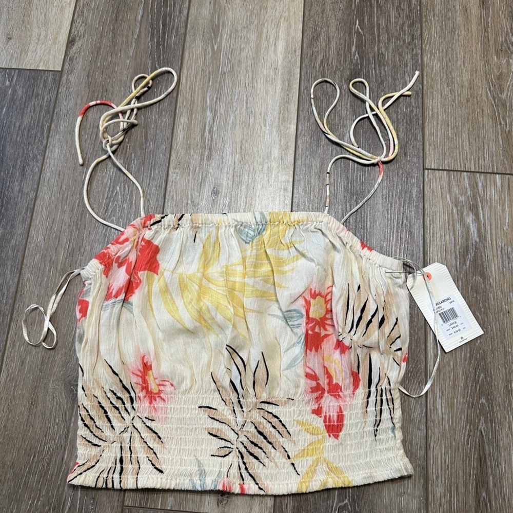 🛍️NWT floral crop top